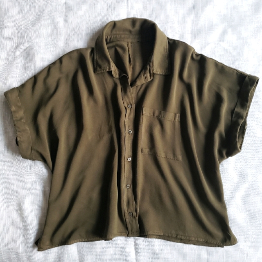 Forever 21 boxy olive green button up collar shirt cuffed sleeves size M